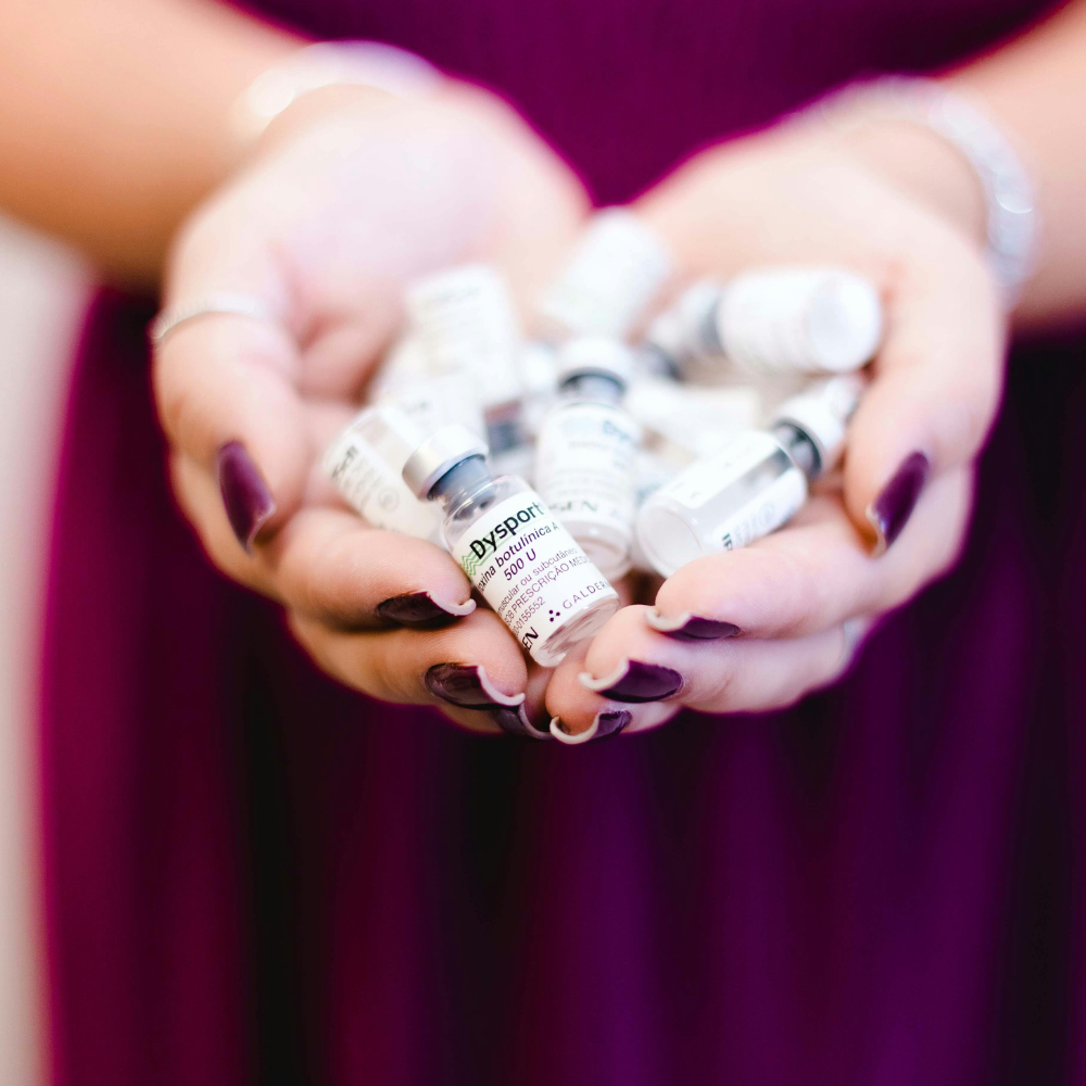 Shows bottles of Dysport®